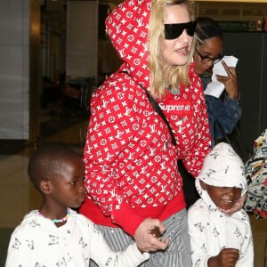 Madonna arrive à l'aéroport de NYC avec ses enfants Estere, Stella, Mercy James et Lourdes à New York, le 20 août 2017