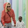 Madonna arrive à l'aéroport de NYC avec ses enfants Estere, Stella, Mercy James et Lourdes à New York, le 20 août 2017