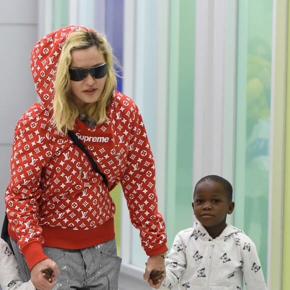 Madonna arrive à l'aéroport de NYC avec ses enfants Estere, Stella, Mercy James et Lourdes à New York, le 20 août 2017