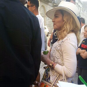 Exclusif - Madonna se balade avec ses enfants David Banda, Estere et Stella dans les rues de Lecce en Italie, le 17 août 2017