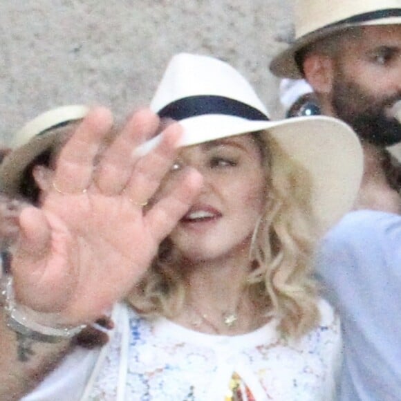 Exclusif - Madonna se balade avec ses enfants David Banda, Estere et Stella dans les rues de Lecce en Italie, le 17 août 2017