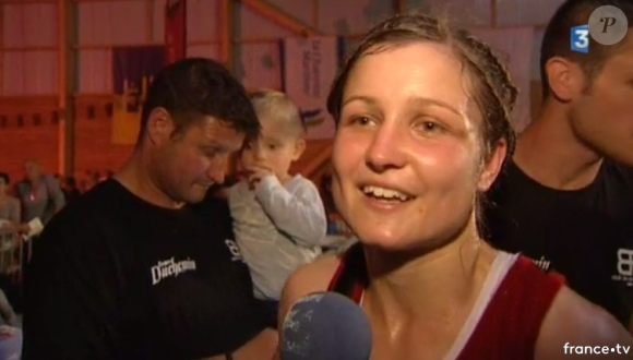 Angélique Duchemin, qui avait été sacrée championne du monde de boxe anglaise poids plumes le 12 mai 2017, est morte le 29 août 2017 à l'âge de 26 ans après avoir fait un arrêt cardiaque. Image France 3 Occitanie.