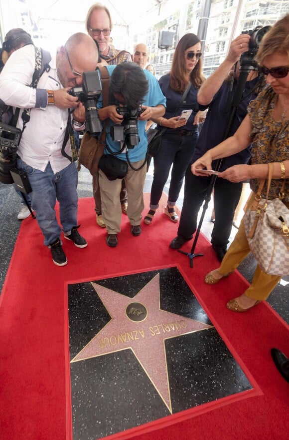Charles Aznavour reçoit son étoile sur le Hollywood Walk of Fame à Los Angeles, le 24 août 2017. © Ringo Chiu via Zuma Press/Bestimage