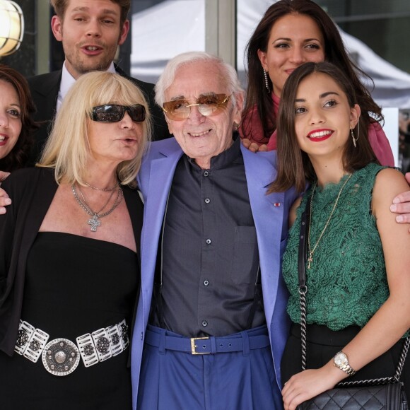 Charles Aznavour avec sa petite-fille Leila (chemisier vert), sa fille Katia (robe noire à fleurs), sa fille Seda (robe noire et ceinture blanche), son fils Nicolas (chemise blanche), Kristina Si (foulard rose) et des membres de sa famille lors de la remise de son étoile sur le Hollywood Walk of Fame à Los Angeles, le 24 août 2017. © Ringo Chiu via Zuma Press/Bestimage