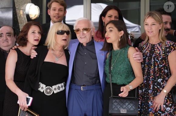 Charles Aznavour avec sa petite-fille Leila (chemisier vert), sa fille Katia (robe noire à fleurs), sa fille Seda (robe noire et ceinture blanche), son fils Nicolas (chemise blanche), Kristina Si (foulard rose) et des membres de sa famille lors de la remise de son étoile sur le Hollywood Walk of Fame à Los Angeles, le 24 août 2017. © Ringo Chiu via Zuma Press/Bestimage
