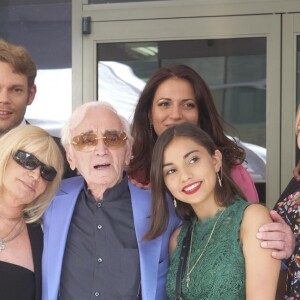 Charles Aznavour avec sa petite-fille Leila (chemisier vert), sa fille Katia (robe noire à fleurs), sa fille Seda (robe noire et ceinture blanche), son fils Nicolas (chemise blanche), Kristina Si (foulard rose) et des membres de sa famille lors de la remise de son étoile sur le Hollywood Walk of Fame à Los Angeles, le 24 août 2017. © Ringo Chiu via Zuma Press/Bestimage