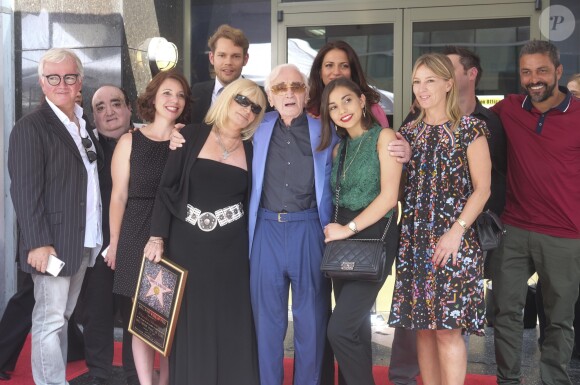 Charles Aznavour avec sa petite-fille Leila (chemisier vert), sa fille Katia (robe noire à fleurs), sa fille Seda (robe noire et ceinture blanche), son fils Nicolas (chemise blanche), Kristina Si (foulard rose) et des membres de sa famille lors de la remise de son étoile sur le Hollywood Walk of Fame à Los Angeles, le 24 août 2017. © Ringo Chiu via Zuma Press/Bestimage