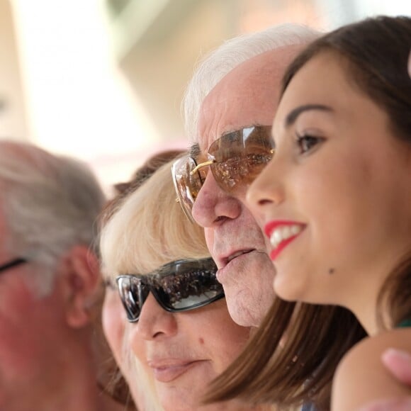 Charles Aznavour avec sa petite-fille Leila (chemisier vert) et sa fille Seda (lunette noire) lors de la remise de son étoile sur le Hollywood Walk of Fame à Los Angeles, le 24 août 2017. © Chris Delmas/Bestimage