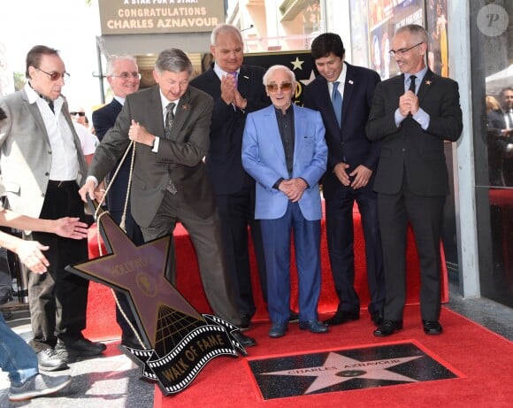 Kevin de Leon, Peter Bogdanovich et Charles Aznavour lors de la remise de son étoile sur le Hollywood Walk of Fame à Los Angeles, le 24 août 2017. © Chris Delmas/Bestimage