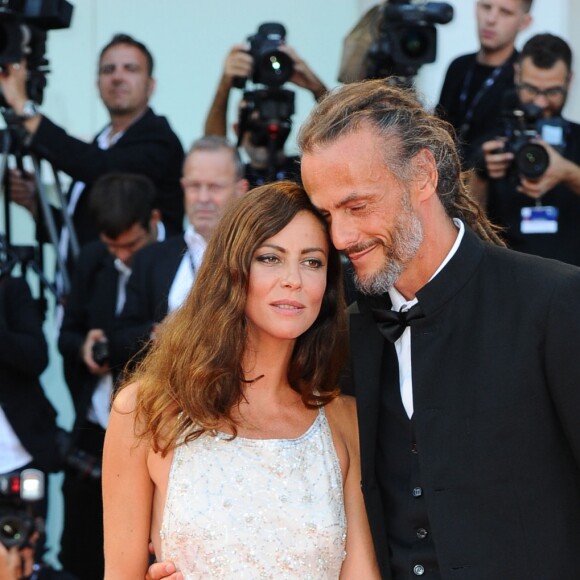 Anna Mouglalis et un homme - Première du film Downsizing lors de la cérémonie d'ouverture du 74e festival de Venise le 30 aout 2017.