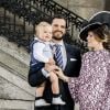 Le prince Carl Philip et la princesse Sofia (enceinte) de Suède avec leur fils Alexandre assistent à une messe à l'occasion du 40e anniversaire de la princesse Victoria de Suède au palais royal à Stockholm, le 14 juillet 2017