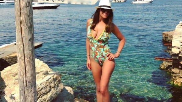 Karine Ferri : Sensuelle les jambes à l'air, elle fait sensation sur Instagram !