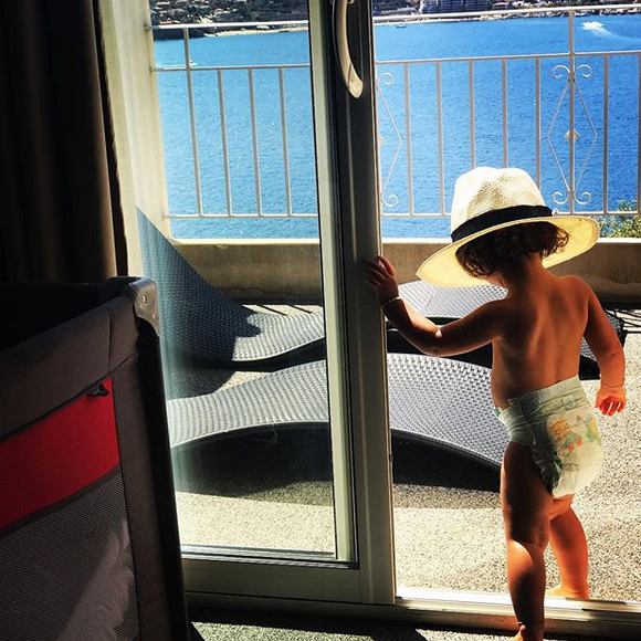 Amel Bent partage une photo de sa fille Sofia, 1 an et demi, prise lors de vacances en Corse. Instagram, le 31 août 2017.