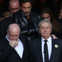 Obsèques de Mireille Darc : Alain Delon effondré mais soutenu par Anthony