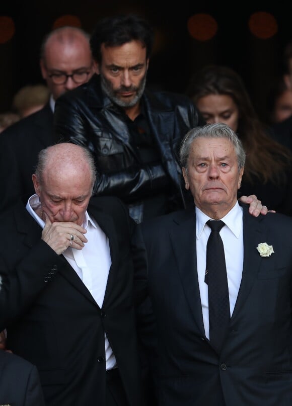 Pascal Desprez, Anthony Delon et Alain Delon au bord des larmes - Sorties des obsèques de Mireille Darc en l'église Saint-Sulpice à Paris. Le 1er septembre 2017