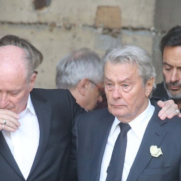 Pascal Desprez et Alain Delon - Sorties des obsèques de Mireille Darc en l'église Saint-Sulpice à Paris. Le 1er septembre 2017