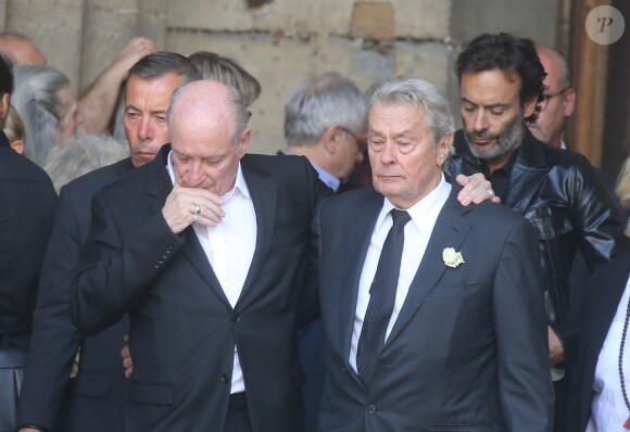 Pascal Desprez et Alain Delon - Sorties des obsèques de Mireille Darc en l'église Saint-Sulpice à Paris. Le 1er septembre 2017