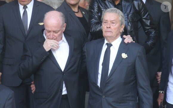 Pascal Desprez et Alain Delon - Sorties des obsèques de Mireille Darc en l'église Saint-Sulpice à Paris. Le 1er septembre 2017