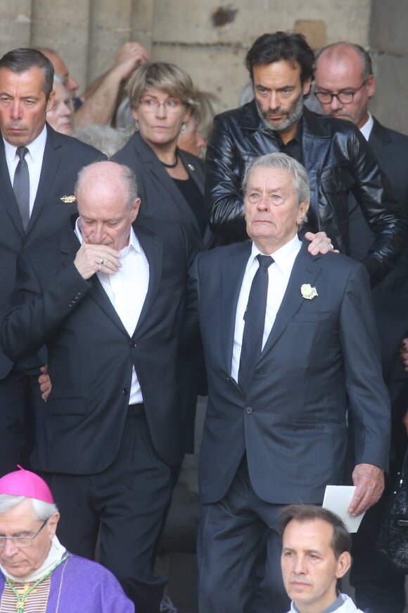 Pascal Desprez et Alain Delon - Sorties des obsèques de Mireille Darc en l'église Saint-Sulpice à Paris. Le 1er septembre 2017
