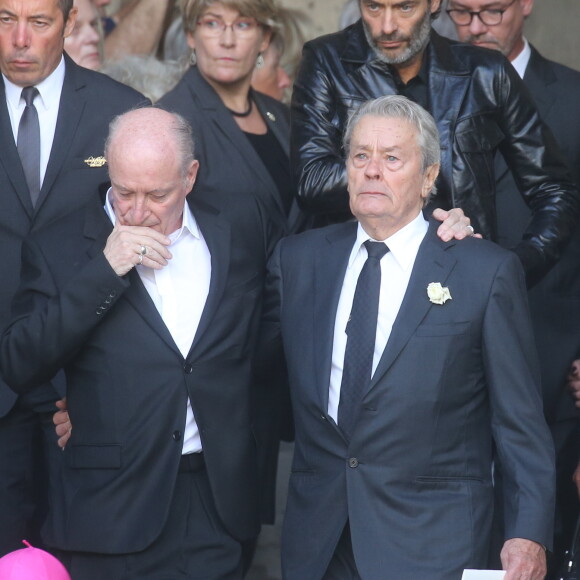 Pascal Desprez et Alain Delon - Sorties des obsèques de Mireille Darc en l'église Saint-Sulpice à Paris. Le 1er septembre 2017