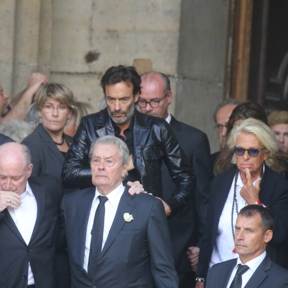 Pascal Desprez et Alain Delon - Sorties des obsèques de Mireille Darc en l'église Saint-Sulpice à Paris. Le 1er septembre 2017
