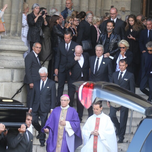 Pascal Desprez et Alain Delon - Sorties des obsèques de Mireille Darc en l'église Saint-Sulpice à Paris. Le 1er septembre 2017