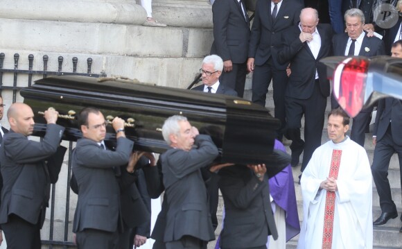 Pascal Desprez et Alain Delon - Sorties des obsèques de Mireille Darc en l'église Saint-Sulpice à Paris. Le 1er septembre 2017