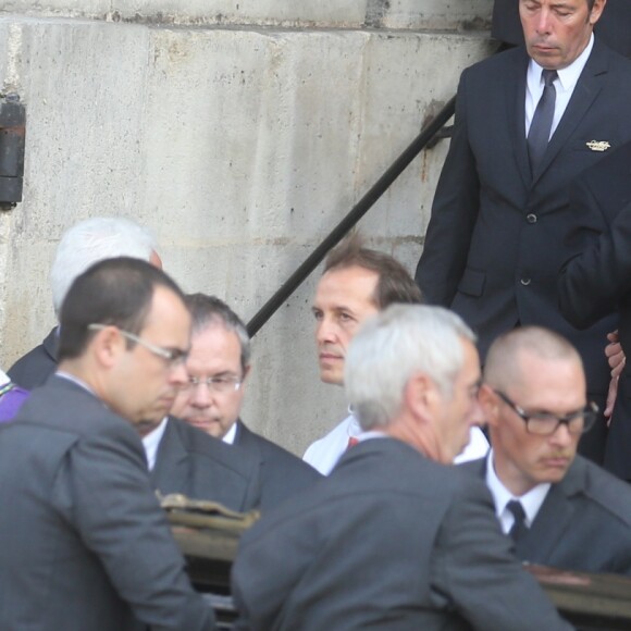Pascal Desprez et Alain Delon - Sorties des obsèques de Mireille Darc en l'église Saint-Sulpice à Paris. Le 1er septembre 2017