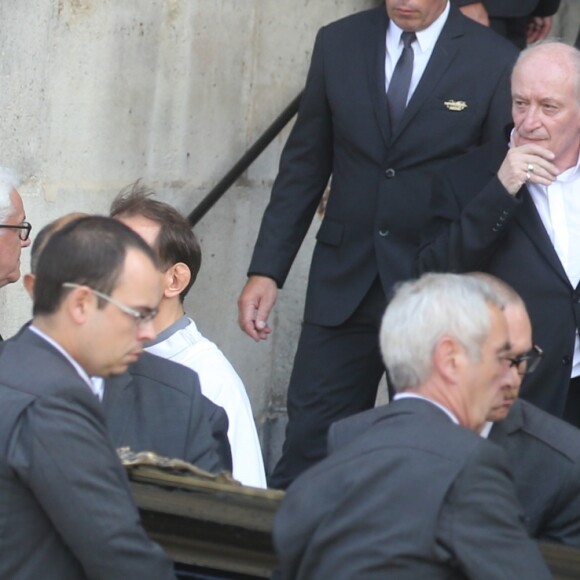 Pascal Desprez et Alain Delon - Sorties des obsèques de Mireille Darc en l'église Saint-Sulpice à Paris. Le 1er septembre 2017