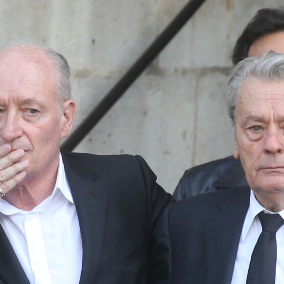 Pascal Desprez et Alain Delon - Sorties des obsèques de Mireille Darc en l'église Saint-Sulpice à Paris. Le 1er septembre 2017