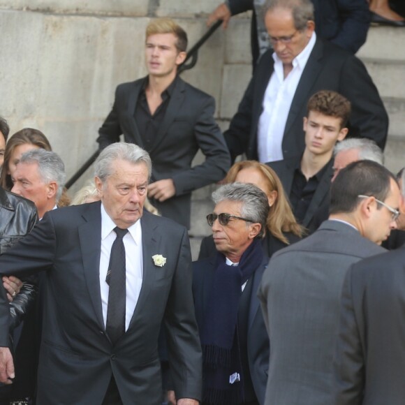 Pascal Desprez et Alain Delon - Sorties des obsèques de Mireille Darc en l'église Saint-Sulpice à Paris. Le 1er septembre 2017