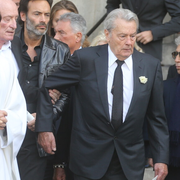 Pascal Desprez et Alain Delon - Sorties des obsèques de Mireille Darc en l'église Saint-Sulpice à Paris. Le 1er septembre 2017