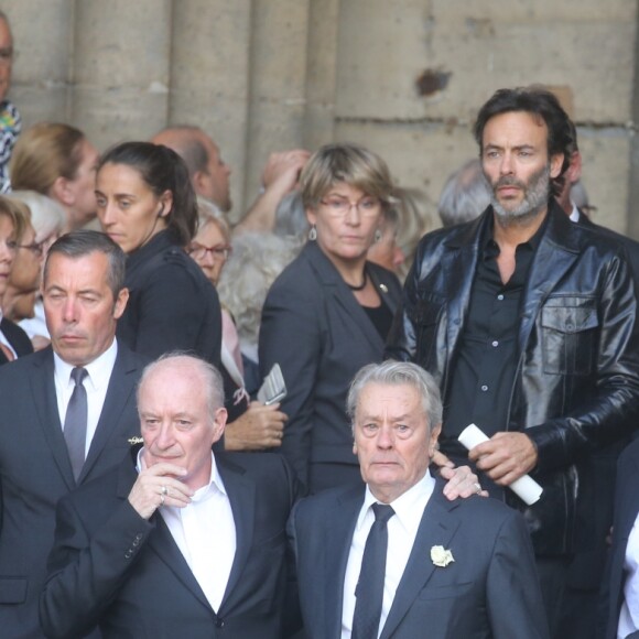 Monseigneur Di Falco, Pascal Desprez, Alain Delon, Anthony Delon, Véronique de Villèle, Yves Dahan - Sorties des obsèques de Mireille Darc en l'église Saint-Sulpice à Paris. Le 1er septembre 2017