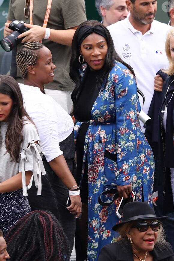 Serena Williams, enceinte, dans les tribunes des internationaux de tennis de Roland Garros à Paris le 2 juin 2017. © Cyril Moreau / Dominique Jacovides / Bestimage