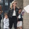 Sarah Michelle Gellar se promène avec ses enfants Charlotte et Rocky James à Los Angeles le 1er juillet 2017.