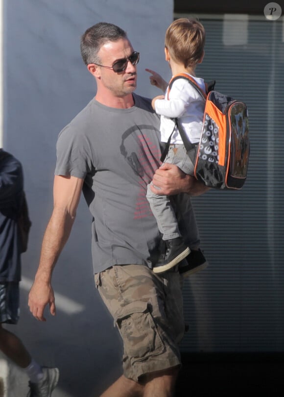 Freddie Prinze Jr. et son fils Rocky se promènent à Santa Monica, le 26 octobre 2015.