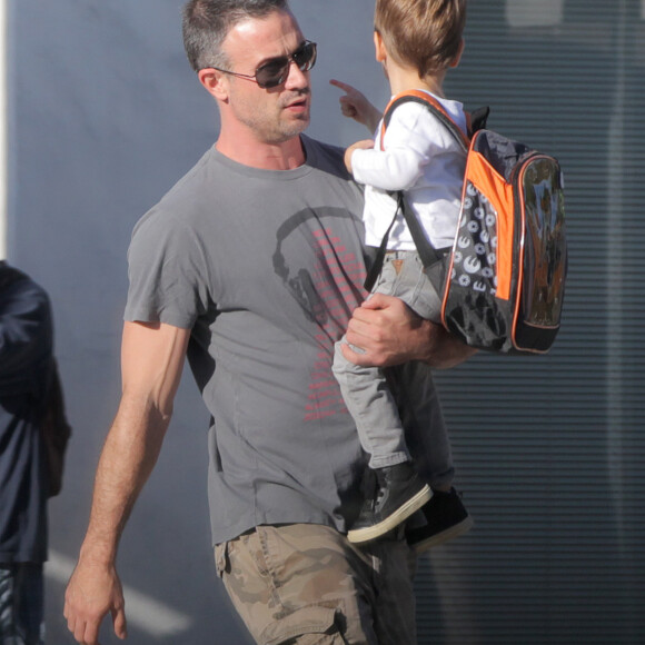 Freddie Prinze Jr. et son fils Rocky se promènent à Santa Monica, le 26 octobre 2015.