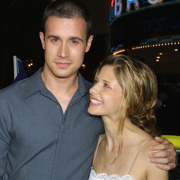 Freddie Prinze Jr. et Sarah Michelle Gellar à la première du film "Hot Summer" à Los Angeles en août 2001