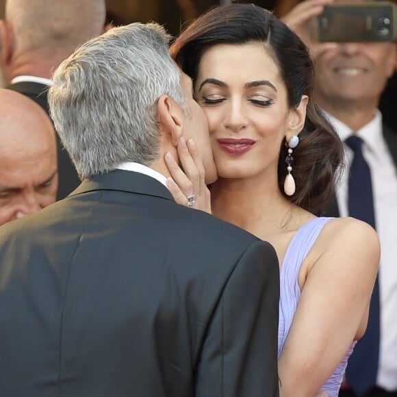 George Clooney et sa femme Amal Clooney (Alamuddin) arrivent à la première du film Suburbicon lors du 74ème Festival International du Film de Venise (Mostra) le 2 septembre 2017. George Clooney and Amal Clooney are seen during the red carpet ahead of the 'Suburbicon' screening during the 74th Venice Film Festival at Sala Grande on September 2, 2017 in Venice, Italy.02/09/2017 - Venise