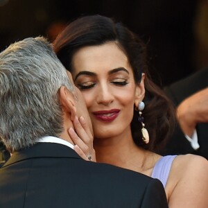 George Clooney embrasse tendrement sa femme Amal lors de leur arrivée à la première du film Suburbicon à l'occasion du 74ème Festival International du Film de Venise (Mostra) le 2 septembre 2017.