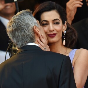 George Clooney embrasse tendrement sa femme Amal lors de leur arrivée à la première du film Suburbicon à l'occasion du 74ème Festival International du Film de Venise (Mostra) le 2 septembre 2017.