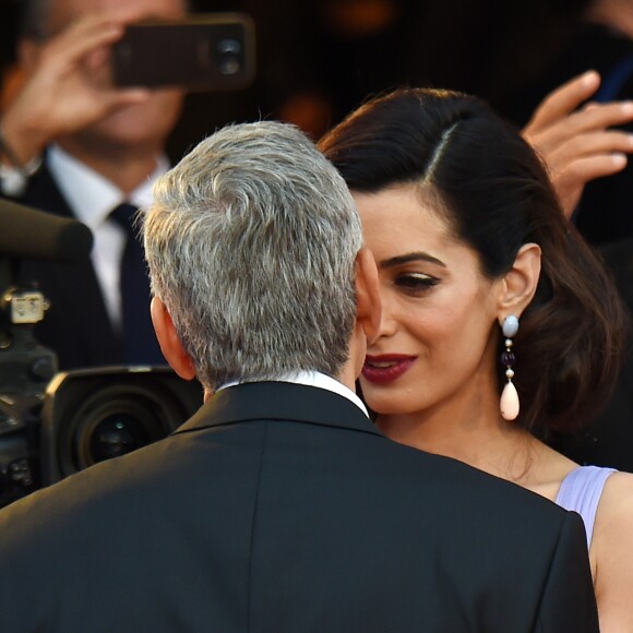 George Clooney embrasse tendrement sa femme Amal lors de leur arrivée à la première du film Suburbicon à l'occasion du 74ème Festival International du Film de Venise (Mostra) le 2 septembre 2017.