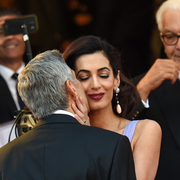 George Clooney embrasse tendrement sa femme Amal lors de leur arrivée à la première du film Suburbicon à l'occasion du 74ème Festival International du Film de Venise (Mostra) le 2 septembre 2017.