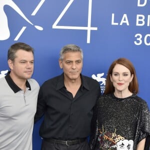 Matt Damon, George Clooney et Julianne Moore - Photocall du film "Suburbicon" lors du 74ème Festival International du Film de Venise (Mostra) le 2 septembre 2017. "Suburbicon" photocall during the 74th Venice Film Festival on September 2, 2017 in Venice, Italy.02/09/2017 - Venise