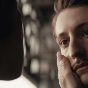 Pierre Niney est Romain Gary dans La promesse de l'aube (capture d'écran)