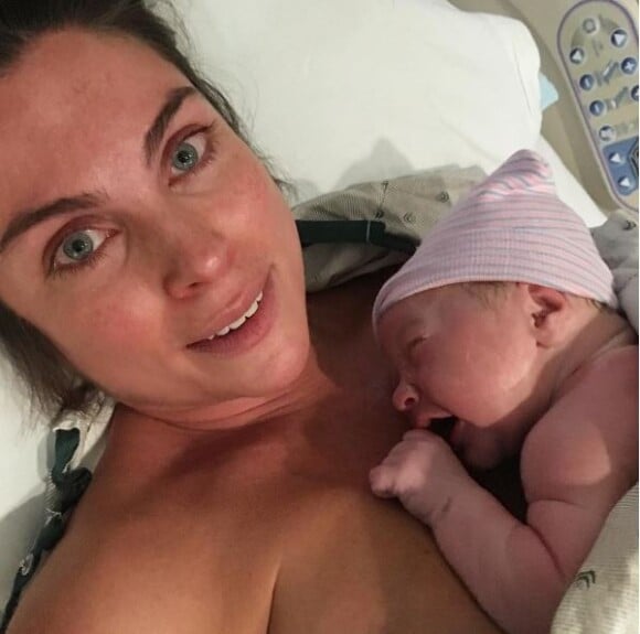 Grant Turnbull a partagé la photo de sa femme Nadia Bjorlin, avec leur nouveau-né, sur Instagram. Août 2017