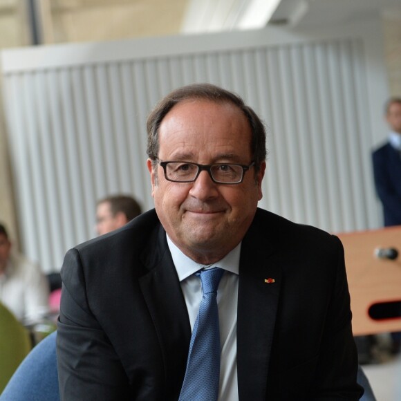 Semi-exclusif - L'ex-président François Hollande visite les locaux de sa fondation "La France s'engage" situés au campus de la station F à Paris le 6 septembre 2017. © Veeren/Bestimage