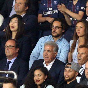François Hollande, Thomas Hollande et sa compagne Émiile Broussouloux au match de foot PSG - Saint-Etienne au Parc des Princes à Paris le 25 Août 2017.