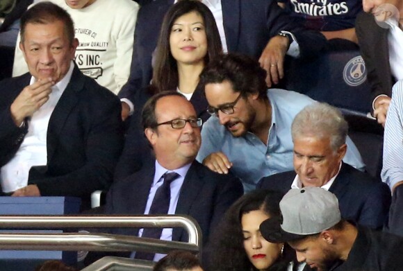 François Hollande, Thomas Hollande et sa compagne Émiile Broussouloux au match de foot PSG - Saint-Etienne au Parc des Princes à Paris le 25 Août 2017.