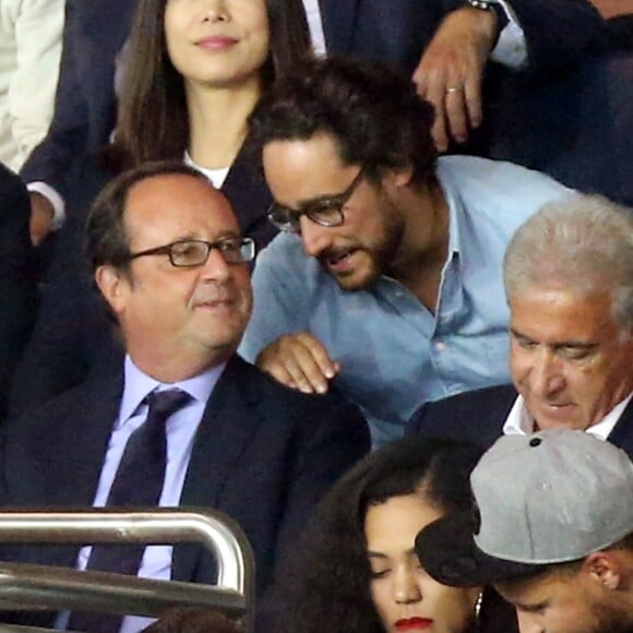 François Hollande, Thomas Hollande et sa compagne Émiile Broussouloux au match de foot PSG - Saint-Etienne au Parc des Princes à Paris le 25 Août 2017.